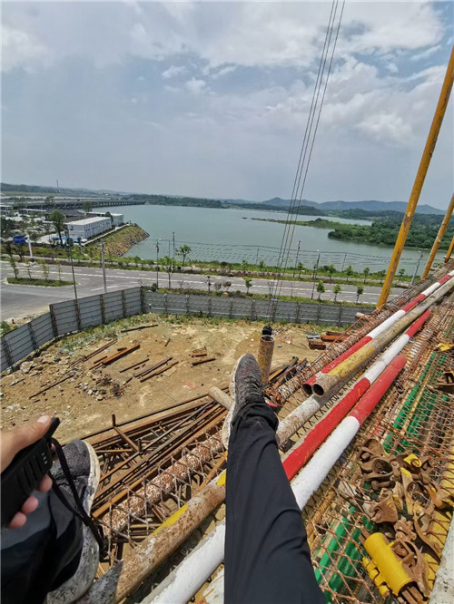 嘉鱼县作业中发生设备损坏或人员意外，责任怎么划分？